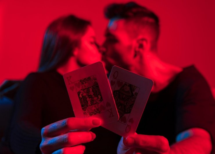 Pemuda menikmati bonus pendaftaran di ranjau4d dengan smartphone